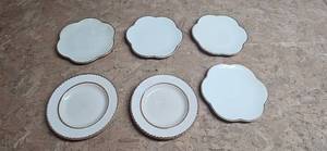 lot 115 image: Set of Italian Porcelain Plates with Decorative Trim