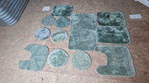 lot 130 image: Set of Green Bath and Toilet Rugs Assorted Shapes