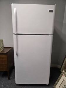 lot 137 image: Frigidaire White Top-Freezer Refrigerator