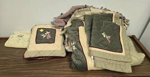 lot 243 image: Queen Size Bedding Set with Decorative Pillow and Grand Patrician Museum Collection Blanket