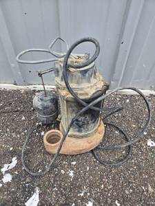 lot 281 image: Campbell Hausfeld 12 HP Cast Iron Sump Pump