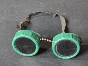 lot 117 image: Vintage Green Plastic Protective Welding Goggles