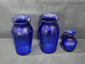 lot 143 image: Set of 3 Cobalt Blue Glass Vases