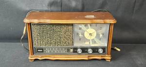 lot 169 image: RCA RZS 492F Vintage Wood Tabletop Clock Radio