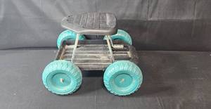 lot 179 image: Garden Rolling Work Seat with Plastic Frame and Green Wheels