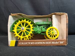 lot 189 image: John Deere 1935 Model BR 116 Scale Collectors Edition Tractor Replica