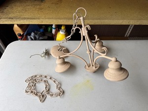 lot 3 image: Chandelier