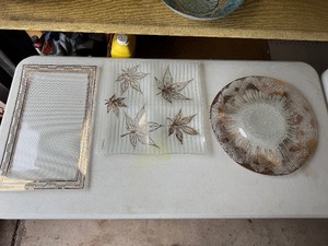 lot 7 image: Fred Press Frosted Striped Glass Serving Plate Dish 22k Gold Leaves MCM VTG, Dorothy Thorpe Mid-century Chip And Dip Large Glass Tray, & Glass Rectangle Tray
