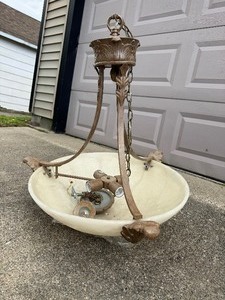 lot 8 image: Large Chandelier