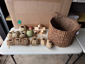 lot 9 image: Bird Nests & Basket