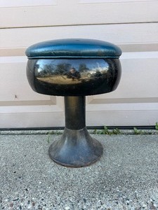 lot 15 image: Vintage Stool