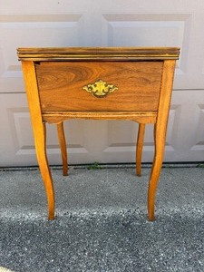 lot 16 image: Vintage Sewing Machine Table No Sewing Machine