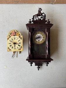 lot 32 image: Lot of 2 Germany Clocks