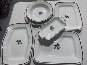 lot 70 image: 6 Pieces of Alfred Meakin Tea Leaf Serving Dishes