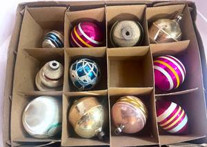 lot 18 image: 11 Vintage Christmas Ornaments Shiny Brite