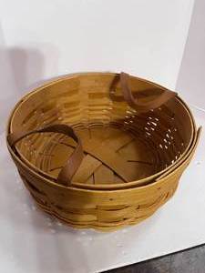lot 38 image: Leather Handled Longaberger Basket 9 12 Round