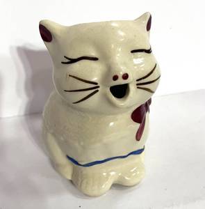 lot 45 image: Vintage Shawnee Puss n Boots Pitcher