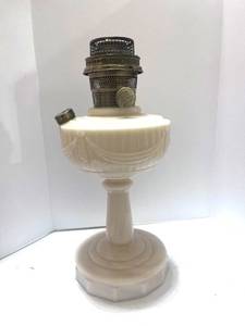 Lincoln Drape Aladdin Oil Lamp
