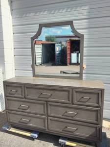lot 74 image: Riverside Furniture Vogue 7 Drawer Dresser and Nightstand in Gray Wash
