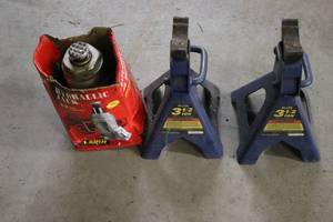 lot 54 image: Larin 12 Ton Hydraulic Jack with 2 Allied 3.5 Ton Jack Stands