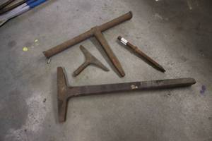 lot 73 image: Set of 4 Vintage Iron T-Handle Tire Irons and Stake Tools