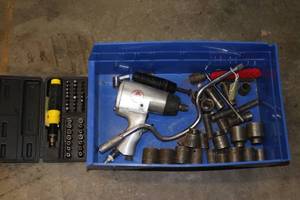 lot 113 image: Pneumatic Impact Wrench with Assorted Sockets and Screwdriver Bit Set