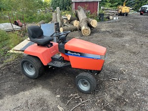 lot 5 image: Simplicity Landlord Series Riding Lawn Mower Garden Tractor