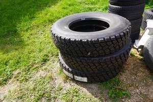 lot 8 image: 3 - Brand New Dunlop SV160 Radial Tubeless Truck Tires