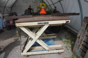 lot 4 image: Globe International 1000 lb ElectricHydraulic Scissors Lift Table