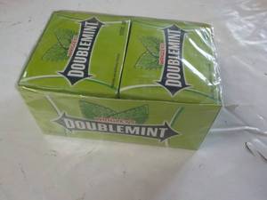 lot 118 image: Double Mint Gum 150 sticks...