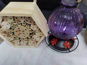 lot 209 image: Hummingbird Feeder and Outdoor Dc...