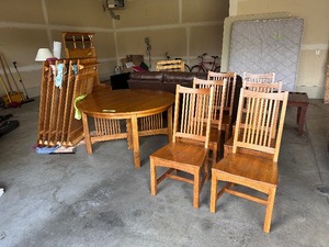 Beautiful Hekman Brand -  Dining room table with six chairs. Excellent condition. High-end! OVER $6000 RETAIL