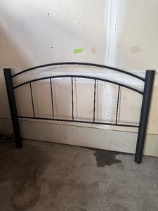 lot 11 image: Head Board - Twin
