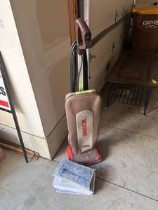 lot 15 image: Oreck XL Gold Vacuum wbags - ORECK XL GOLD Powerful, lightweight, upright, vacuum perfect working condition