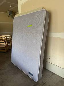 lot 18 image: Queen Mattress w Box Spring