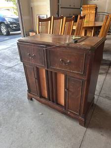 lot 20 image: Antique Radio Record Player