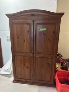 lot 29 image: Beautiful - Armoire