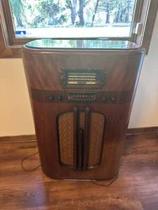 lot 38 image: Antique Radio