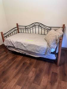 lot 39 image: Twin Day bed wtrundle - Comes with Pillows, sheets and mattresses