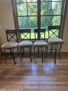 lot 50 image: 4 Bar Stools