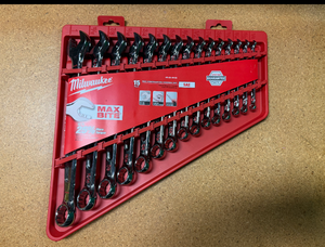 lot 31 image: Combination SAE Wrench Mechanics Tool Set 15 Piece BRAND NEW 48-22-9415 MSRP $149