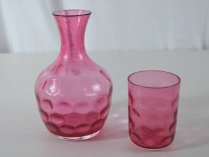 lot 25 image: Fenton Pink Bubble Glass Decanter and Tumbler Set