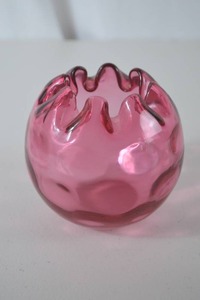 lot 33 image: Vintage Fenton cranberry glass rose bowl vase with ruffled rim