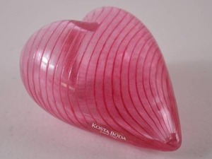 lot 63 image: Kosta Boda Pink Glass Heart Paperweight, 4 Inches