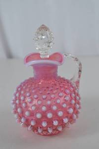 lot 73 image: Vintage Fenton Hobnail Pink Opalescent Glass Cruet with Stopper