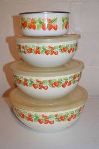 lot 144 image: Vintage Strawberry Bowls
