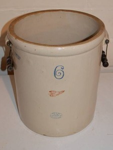 lot 146 image: Vintage 6 Gallon Redwing Croc