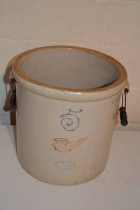 lot 147 image: Vintage 5 Gallon Redwing Croc