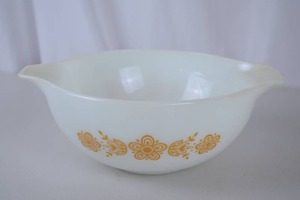 lot 160 image: Pyrex 2.5L Mixing Bowl - Vintage Orange Floral Design