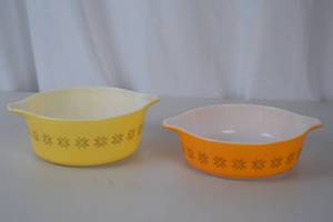 lot 161 image: Pyrex Mixing Bowl Lot - Yellow and Orange - 1 PT & 1.5 PT